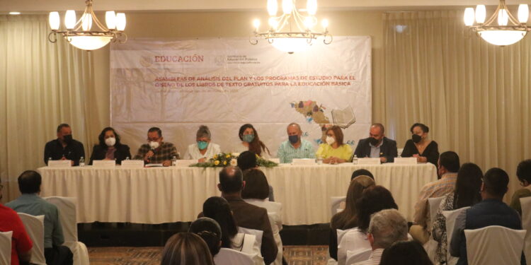 PARTICIPARON 180 DOCENTES DE BCS EN PROCESO DE ELABORACIÓN DE LIBROS DE TEXTO GRATUITOS