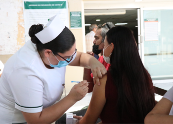 VACUNACIÓN COVID ESTÁ DISPONIBLE EN CENTROS DE SALUD PARA PERSONAS DE 18 AÑOS Y MÁS
