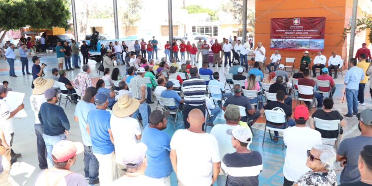 APOYA GOBERNADOR VCC A COMUNIDADES PESQUERAS: ENTREGA EMBARCACIÓN EN COMONDÚ