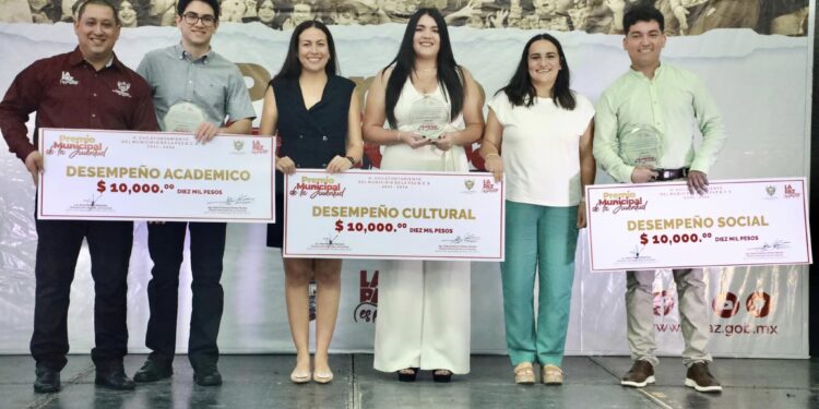 Entrega Ayuntamiento el Premio Municipal de la Juventud La Paz