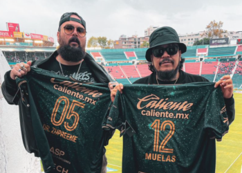 La Banda Bastön posó con el jersey de Club Atlético La Paz