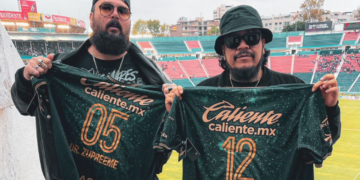 La Banda Bastön posó con el jersey de Club Atlético La Paz