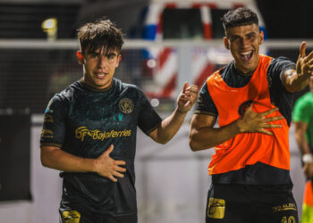 Los Paceños golearon a Leones Negros y volvieron al liderato.