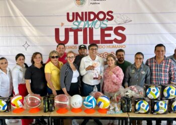 Oscar Leggs Castro, dio inicio a la entrega de mochilas con útiles escolares en la escuela primaria estatal Ramón Green Álvarez a través de la campaña “Unidos Somos Útiles”,
