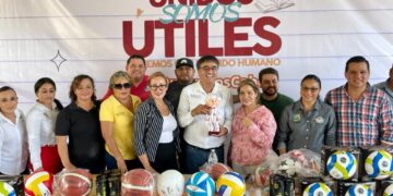 Oscar Leggs Castro, dio inicio a la entrega de mochilas con útiles escolares en la escuela primaria estatal Ramón Green Álvarez a través de la campaña “Unidos Somos Útiles”,