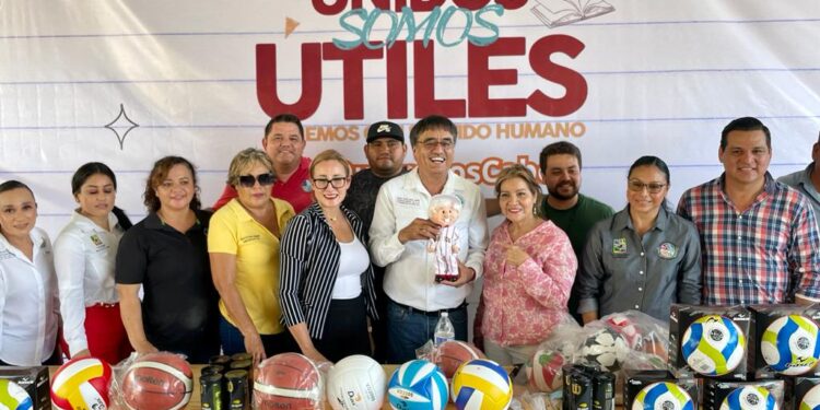 Oscar Leggs Castro, dio inicio a la entrega de mochilas con útiles escolares en la escuela primaria estatal Ramón Green Álvarez a través de la campaña “Unidos Somos Útiles”,