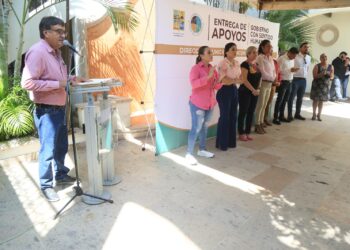 El alcalde de Los Cabos Oscar Leggs Castro tuvo a bien hacer entrega de 20 apoyos económicos Cumpliendo con los compromisos primordiales para mejorar el bienestar de la población y garantizar que las familias que más lo requieren accedan a los programas del Gobierno Municipal