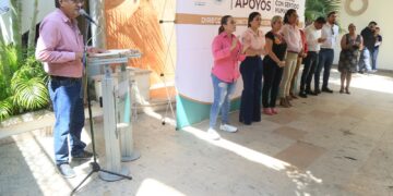 El alcalde de Los Cabos Oscar Leggs Castro tuvo a bien hacer entrega de 20 apoyos económicos Cumpliendo con los compromisos primordiales para mejorar el bienestar de la población y garantizar que las familias que más lo requieren accedan a los programas del Gobierno Municipal