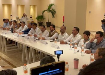El presidente municipal de Los Cabos, Oscar Leggs Castro reiteró el compromiso de la construcción de la planta desaladora, destacando que no hay impedimento para la edificación de dicha obra que abastecerá del vital líquido a la ciudadanía de Cabo San Lucas por más de 25 años.