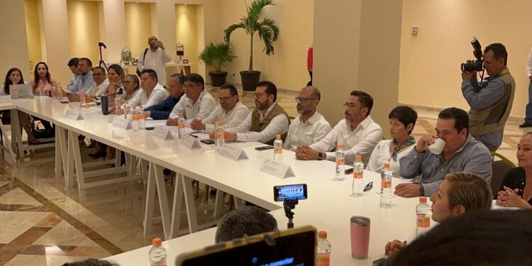 El presidente municipal de Los Cabos, Oscar Leggs Castro reiteró el compromiso de la construcción de la planta desaladora, destacando que no hay impedimento para la edificación de dicha obra que abastecerá del vital líquido a la ciudadanía de Cabo San Lucas por más de 25 años.