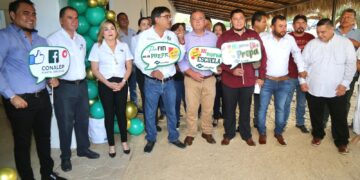 La mañana de este lunes el presidente municipal Oscar Leggs Castro, dio la bienvenida a la comunidad estudiantil a las instalaciones del nuevo Conalep en Cabo San Lucas