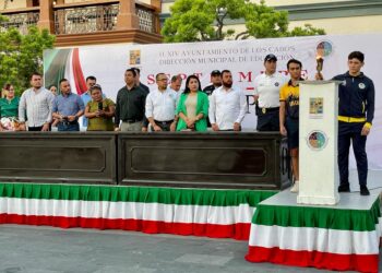 A través de un acto cívico conmemorativo lleno de historia, patriotismo, legado y porvenir, el Gobierno de Los Cabos a través de la Dirección General de Desarrollo Social y la Dirección Municipal de Educación, en coordinación con el Instituto de Deporte (INDEM), realizó el encendido del fuego de la independencia