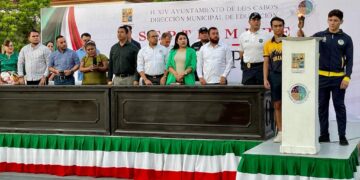 A través de un acto cívico conmemorativo lleno de historia, patriotismo, legado y porvenir, el Gobierno de Los Cabos a través de la Dirección General de Desarrollo Social y la Dirección Municipal de Educación, en coordinación con el Instituto de Deporte (INDEM), realizó el encendido del fuego de la independencia