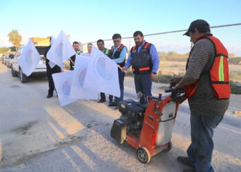 El alcalde de Los Cabos Oscar Leggs Castro tuvo a bien presidir el banderazo de inicio del Programa de Bacheo en San José del Cabo