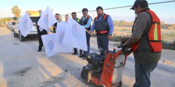 El alcalde de Los Cabos Oscar Leggs Castro tuvo a bien presidir el banderazo de inicio del Programa de Bacheo en San José del Cabo