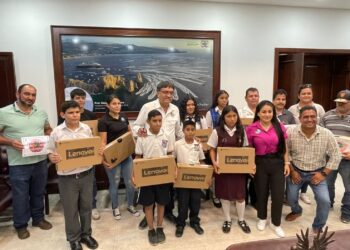 Oscar Leggs Castro hizo entrega de 9 computadoras portátiles a estudiantes, apoyos médicos y económicos para traslados