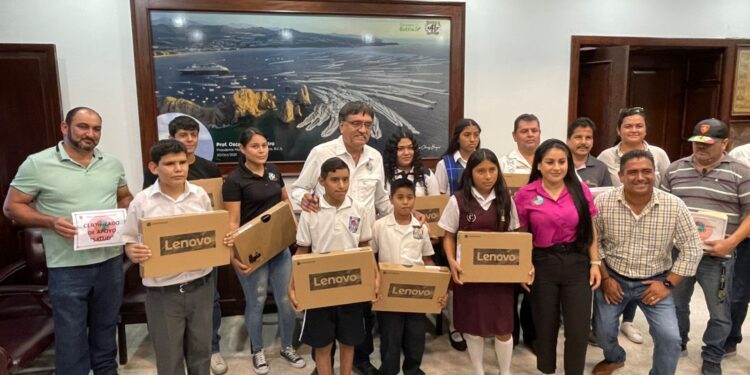 Oscar Leggs Castro hizo entrega de 9 computadoras portátiles a estudiantes, apoyos médicos y económicos para traslados