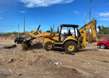 Personal de la Dirección de Servicios Públicos, desde muy temprano dio inicio a los trabajos de rehabilitación y limpieza de calles