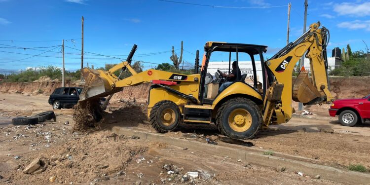 Personal de la Dirección de Servicios Públicos, desde muy temprano dio inicio a los trabajos de rehabilitación y limpieza de calles