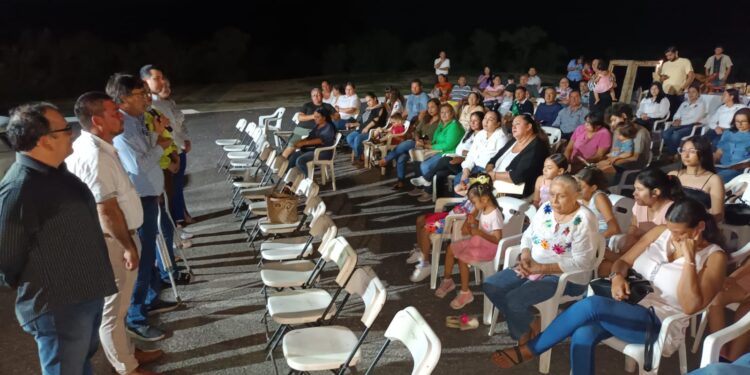 El presidente municipal de Los Cabos Oscar Leggs Castro realizó la inauguración del evento Noches de Plenilunio en la explanada del Trópico de Cáncer de la Delegación de Santiago