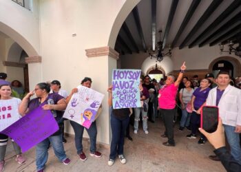 Manifestantes en el patio del Palacio Municipal por el caso del supuesto feminicidio de una doctora en San José del Cabo