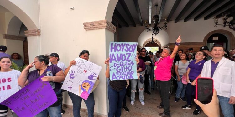 Manifestantes en el patio del Palacio Municipal por el caso del supuesto feminicidio de una doctora en San José del Cabo