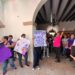 Manifestantes en el patio del Palacio Municipal por el caso del supuesto feminicidio de una doctora en San José del Cabo