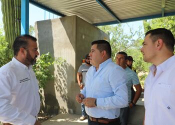 La Secretaría de Salud y la COEPRIS en Baja California Sur, realizaron un recorrido por los pozos de agua potable que distribuyen  el vital líquido en pipas para tener una dosificación de larvicida en los camiones cisternas que trasladan el agua.