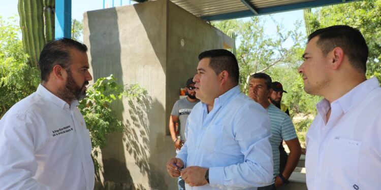 La Secretaría de Salud y la COEPRIS en Baja California Sur, realizaron un recorrido por los pozos de agua potable que distribuyen  el vital líquido en pipas para tener una dosificación de larvicida en los camiones cisternas que trasladan el agua.