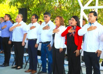 Oscar Leggs Castro, encabezó la entrega de reconocimientos a personal del Sistema Municipal DIF con más de 20 años de servicio