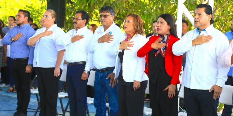 Oscar Leggs Castro, encabezó la entrega de reconocimientos a personal del Sistema Municipal DIF con más de 20 años de servicio