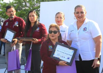 En representación del alcalde Oscar Leggs Castro, la titular de la Contraloría Municipal, Lorena Berber Holguín, encabezó este lunes 18 de septiembre el acto cívico de honores a la bandera celebrado en la explanada del Palacio Municipal en San José del Cabo