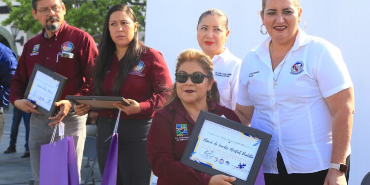 En representación del alcalde Oscar Leggs Castro, la titular de la Contraloría Municipal, Lorena Berber Holguín, encabezó este lunes 18 de septiembre el acto cívico de honores a la bandera celebrado en la explanada del Palacio Municipal en San José del Cabo