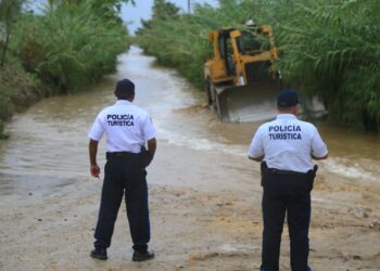 Protección Civil mediante el subdirector de la dependencia Francisco Cota Márquez solicitó a la población no arriesgarse al intentar cruzar arroyos