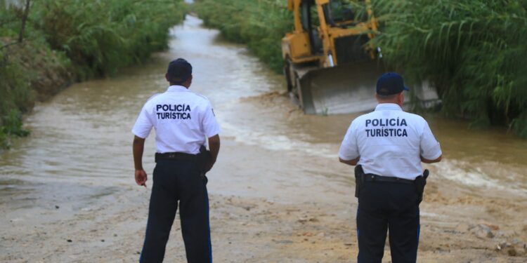 Protección Civil mediante el subdirector de la dependencia Francisco Cota Márquez solicitó a la población no arriesgarse al intentar cruzar arroyos