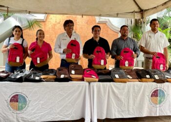 El alcalde Oscar Leggs Castro tuvo a bien recibir 200 mochilas en donación