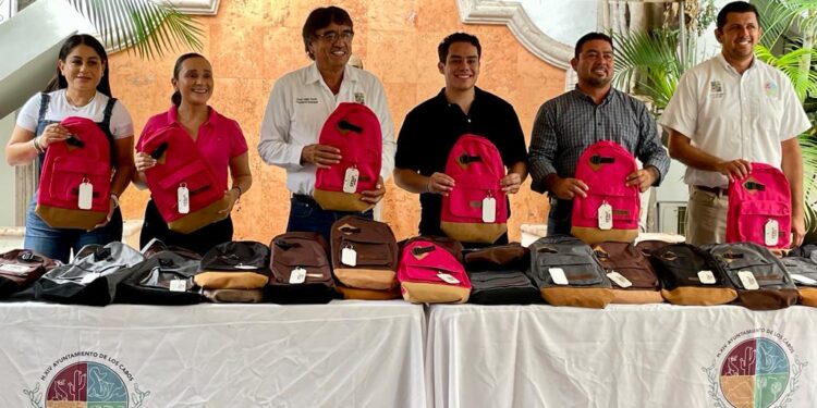 El alcalde Oscar Leggs Castro tuvo a bien recibir 200 mochilas en donación