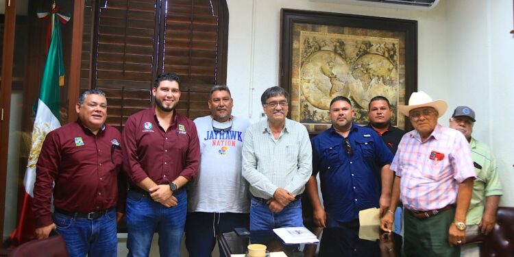 El alcalde de Los Cabos Oscar Leggs Castro se reunió con representantes de dicho sector, para lo cual estuvo acompañado del titular de la Dirección Municipal de Pesca, David Ruíz Agúndez.
