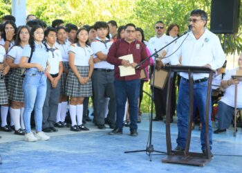 el alcalde Oscar Leggs Castro informó sobre la implementación de acciones para atender necesidades en este centro escolar.