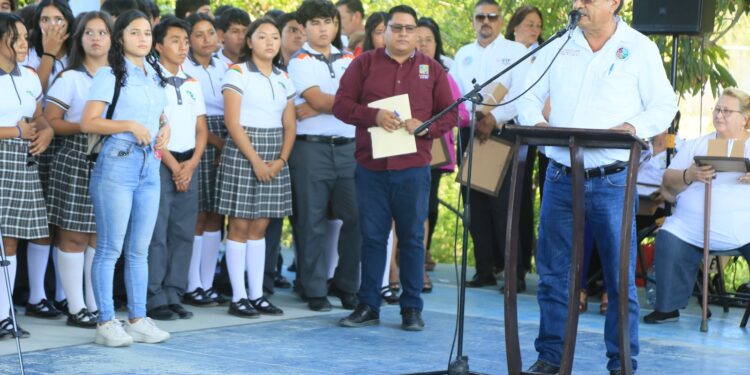 el alcalde Oscar Leggs Castro informó sobre la implementación de acciones para atender necesidades en este centro escolar.