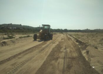 Se ha dado a la tarea de continuar con el saneamiento de las avenidas, calles y caminos vecinales, que se han visto afectados por el paso de las lluvias de las últimas horas.