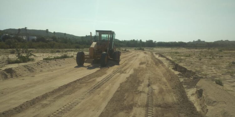 Se ha dado a la tarea de continuar con el saneamiento de las avenidas, calles y caminos vecinales, que se han visto afectados por el paso de las lluvias de las últimas horas.