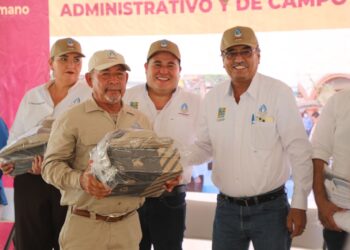 Al ser el primer contacto con los usuarios de Agua Potable de Los Cabos, 708 personas trabajadoras recibieron su uniforme de manos del alcalde Oscar Leggs Castro