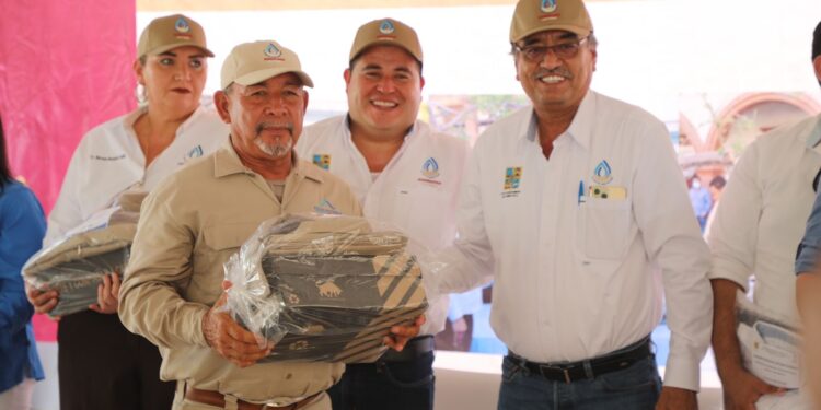 Al ser el primer contacto con los usuarios de Agua Potable de Los Cabos, 708 personas trabajadoras recibieron su uniforme de manos del alcalde Oscar Leggs Castro