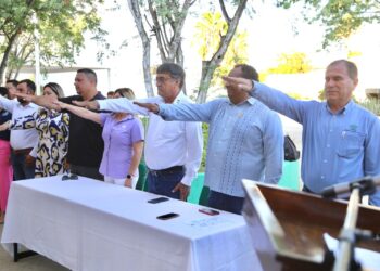 el alcalde de Los Cabos Oscar Leggs Castro acompañado de autoridades delegacionales, municipales y estatales participó en el desarrollo de los honores a la bandera que tuvieron lugar en el nuevo plantel del Colegio Nacional de Educación Profesional Técnica (CONALEP) que se ubica en la colonia Jacarandas.