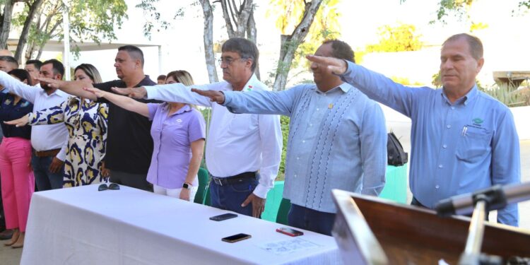 el alcalde de Los Cabos Oscar Leggs Castro acompañado de autoridades delegacionales, municipales y estatales participó en el desarrollo de los honores a la bandera que tuvieron lugar en el nuevo plantel del Colegio Nacional de Educación Profesional Técnica (CONALEP) que se ubica en la colonia Jacarandas.