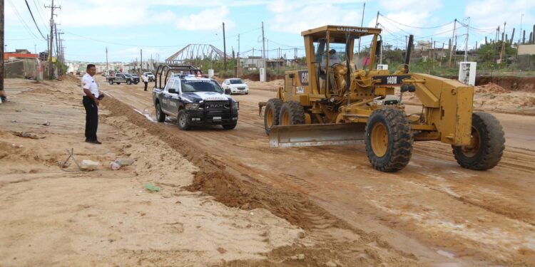 Se llevó a cabo la supervisión de las principales vialidades para coordinar las acciones inmediatas y garantizar la circulación de las personas que se desplazan desde las colonias de la parte alta de Cabo San Lucas