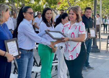 El Sindicato de Burócratas realizaron la entrega de reconocimientos a personal adscrito a la Dirección Municipal de Educación, con más de 20 años de servicio.