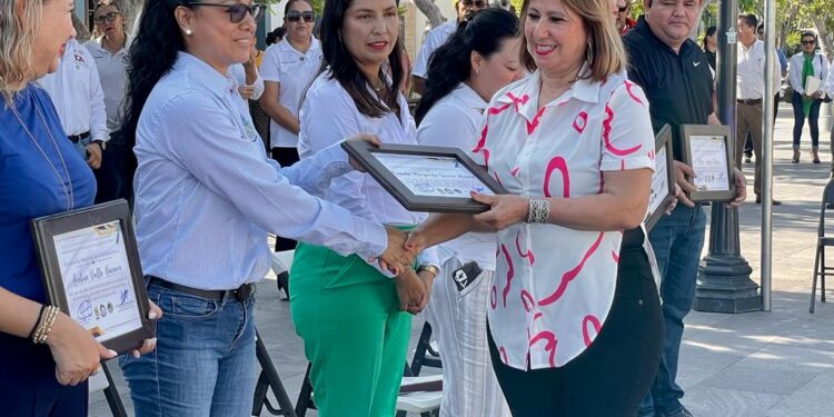 El Sindicato de Burócratas realizaron la entrega de reconocimientos a personal adscrito a la Dirección Municipal de Educación, con más de 20 años de servicio.