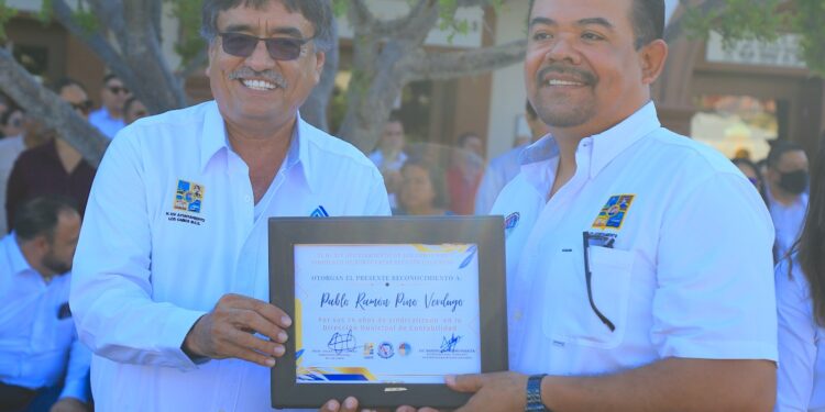 Entrega de reconocimientos al personal sindicalizado de la Tesorería General Municipal con más de 20 años de servicio.